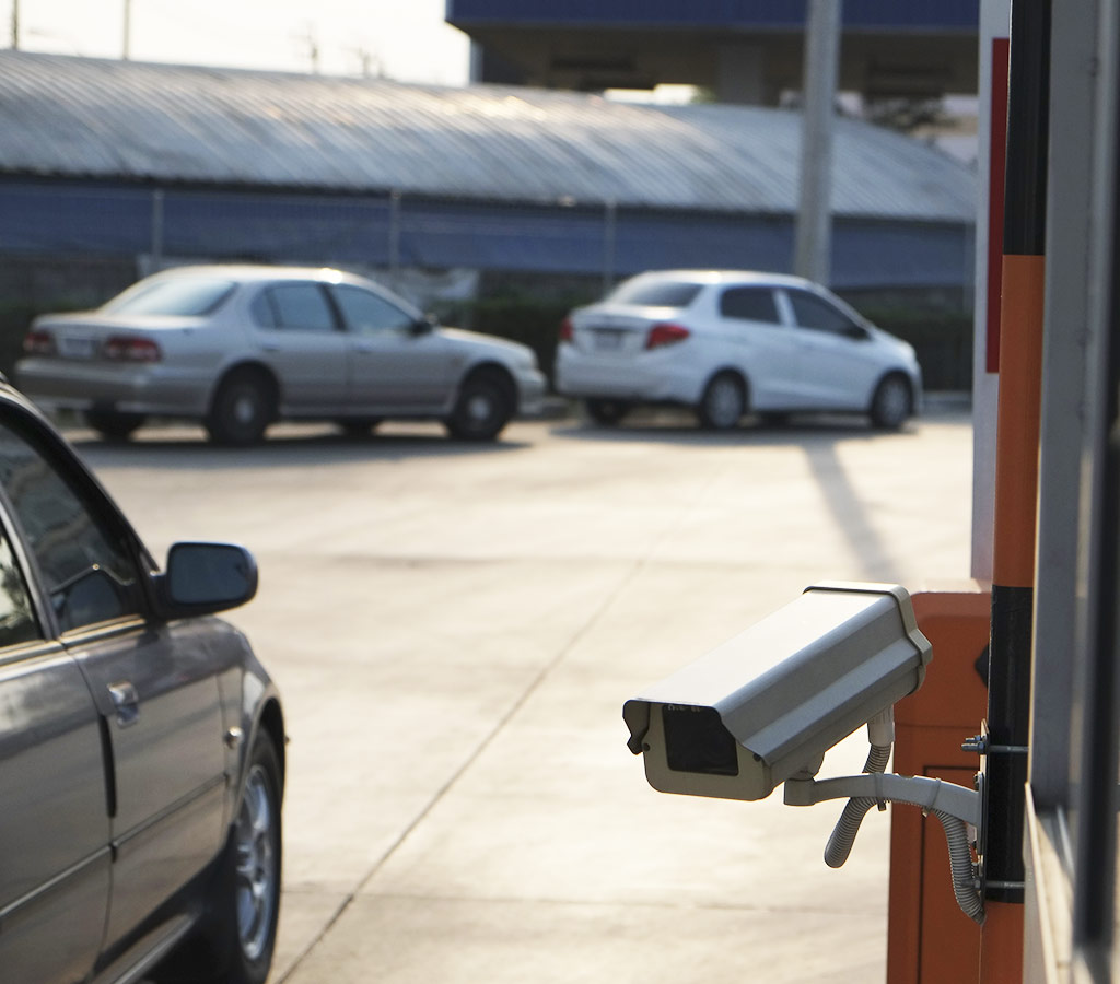 Con barreras automáticas y puertas