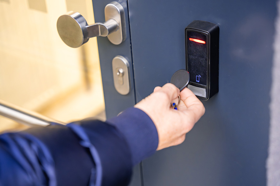 Identificarte para acceder a un área controlada (acceso a un edificio, acceso a un despacho, acceso a una sala de servidores …)