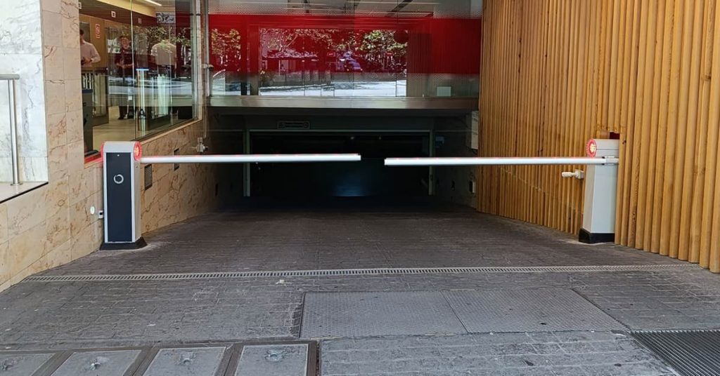 Barreras automáticas para parking instaladas en el acceso a un parking subterráneo