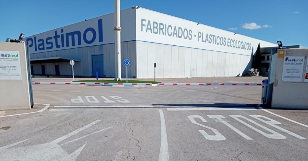 Barreras automáticas de acceso instaladas en entrada industrial de fábrica Plastimol