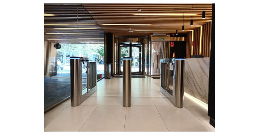 Acceso peatonal con pasillos motorizados