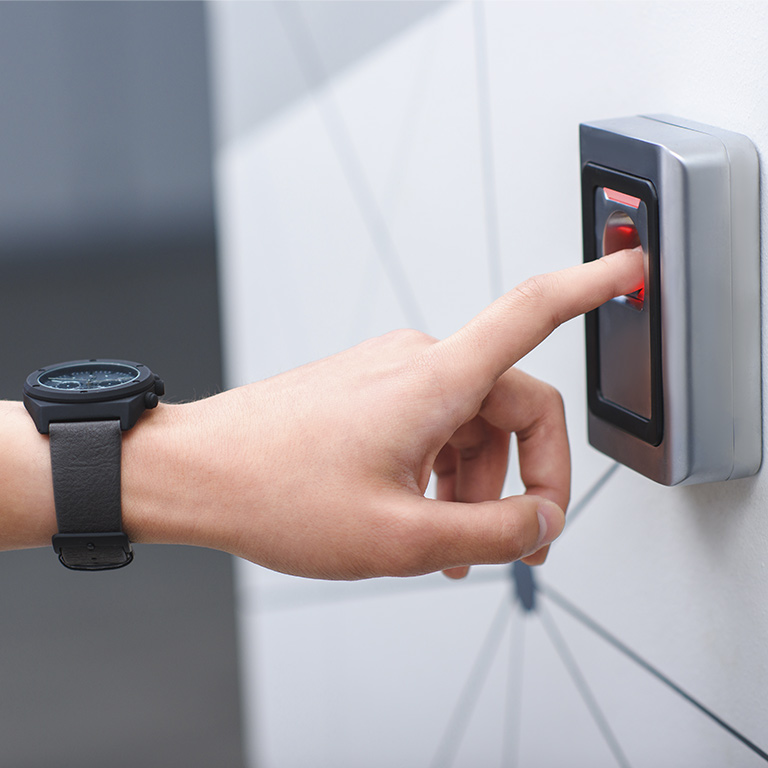 ¿Qué es un sistema de control biométrico y cómo funciona?