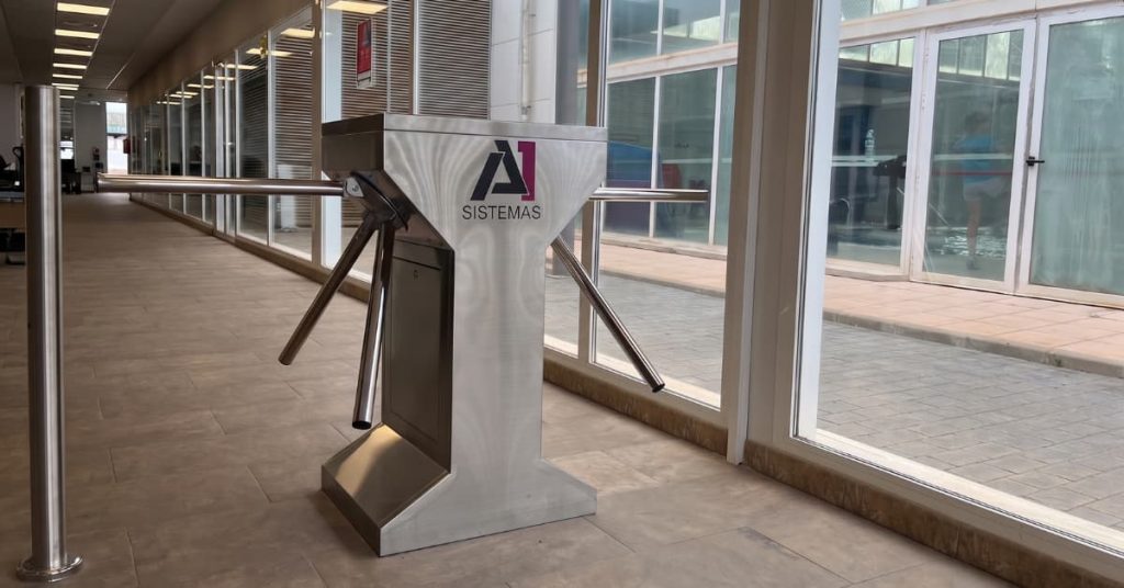 Torno de acceso instalado por A1 Sistemas en la piscina del pabellón deportivo de Beniel