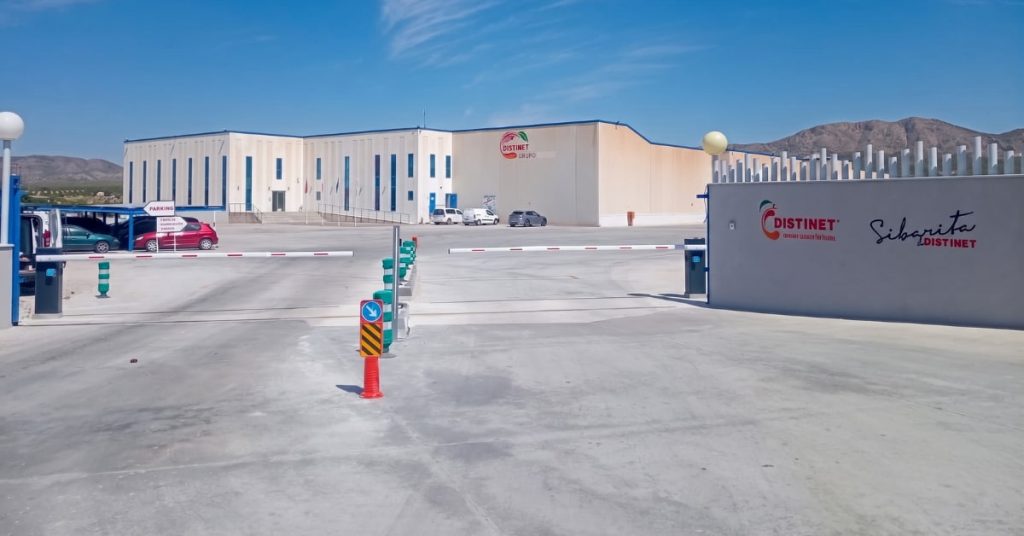 Barrera automática para controlar el acceso de vehículos en las instalaciones de Distinet