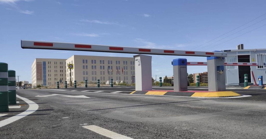 Control de accesos para instalaciones mediante barrera automática en el acceso a un recinto empresarial